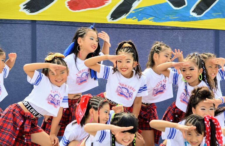 音楽に合わせていきいきと体を動かす小学生と共に | 藤岡市のダンスなら全世代誰でも楽しめるTMJ DANCE BASE